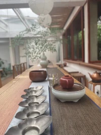 清茶一杯，解心中煩憂。
品茶的過程就在培養雲淡風輕的心配圖