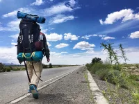 【旅行的意義】
有來訪者提到，想去旅行，放松自己，卻沒有充裕的時間和金錢。有時候又覺得如果踏出去，然后再回到原來的生活，會變得無所適從。我告訴他，旅行其實(shí)不是必須飛機(jī)、火車趕去遠(yuǎn)方，就為了去看一眼被熱捧的風(fēng)景。哪怕只是走到附近花園，認(rèn)真欣賞一株掛著累累果實(shí)的樹，潺潺流水的假山石，體會到它的美，心就已遠(yuǎn)行。如果心能夠開放安寧，我們隨時隨地都可以獲得美金。并且在你沒有真正的行動之前，不必思前想后，單純的行動只是去做。配圖