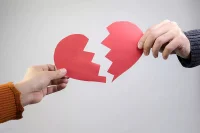 【挽回】
累了的感情可以挽回嗎？個人認為，如果感覺到需要挽回，差不多已接近尾聲，不如順其自然。建立關系是為了享受它得到他的助益與滋潤，讓自己的心識得以提升、開發。沒有這些，要它何用？配圖