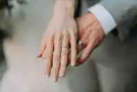 【婚姻的觀念】
千萬不要將在婚姻的目標設定為得到物質保障、情感依賴、忠誠不渝、朝朝暮暮……諸如此類，這些只是想象中的戲劇情節。通常一些商業偶像劇會煽動這種妄想，那只是表演所需。現實生活中婚姻需要用理性、智慧、慈悲、犧牲去維持。他真的不容易。配圖
