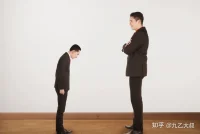 【擺架子】
有人問，為什么總是有人喜歡擺架子，用貶低別人來凸顯自己的聰明優越。尤其是那些職位比別人高一點的人。其實，人如果一貫受到他人的奉承和迎合，就會被這種內心局限。我們在生活中稍不留意，就會陷入坐井觀天的模式與習慣，只有具備智慧才會看得更長遠，更廣闊。知道萬物都是一體、一源，無分別，心生慈悲，有感同身受的能力，這樣的人會自然心生敬畏與謙遜。這也同時解釋了，為什么身份越高的人越沒有架子。配圖