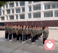 早上到了起床點，我家孩子不想去上學，說自己很累，沒睡夠。
      我第一反應是還有兩天放假了，希望他堅持兩天。【這是我的期待】
       他堅持說還要多睡會，我說好吧：再睡一個小時，早讀先不去了。我幫你請假！就這樣，他又放心睡著了……
        這是個從小就很少請假的孩子，我知道這一個月，他付出了很多，10天的軍訓，皮膚曬傷，每天累的腳都不知道往哪放。然后繼續朝九晚五的投入學習……這個月磨練了他的意志。   理解孩子，換位思考，親子關系就不會差。親子關系好了，解決事情也就簡單了。配圖