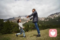 當(dāng)你對孩子有擔(dān)心的時候，真的要把這種擔(dān)心的眼光轉(zhuǎn)向你自己。你如果投射給孩子，事實上你的擔(dān)心就是一種定義和一種語言。


如果家長對自己不自信，對孩子也會充滿擔(dān)憂。未來的事情真的要交給未來。如果家長真的擔(dān)心發(fā)生，只需要做這兩件事就行了：


第一，父母作為一個榜樣做的怎么樣。如果你不希望他成為一個道德很差的人，你必須首先要完善自己的道德；如果你不希望他是個貪圖蠅頭小利的人，那你就絕不要貪圖任何小便宜。


其次，你好好地愛他就行了。交給孩子自己做選擇，他有什么事情沒做好，也用不著責(zé)罵。


真的做到這兩點，父母真的可以輕松躺贏配圖