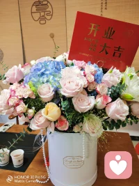 今日份分享[玫瑰]

              好好爱自己
        曾经的你，是否总在迎合，期待得到别人的认可？过去的许多日子里，我们都考虑太多、顾及太多，唯独忘了自己。
         其实，不管任何时候，都要喜欢自己。不要因别人的偏见放弃自己的喜好，也不要为别人的期待牺牲自己的热爱。     

         再平凡，也不要败给岁月；再忙碌，也不要辜负生活。
        当你依靠别人，世界的中心在他处。当你用心爱自己，世界的中心才是自己。配图