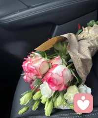 孩子的“愚孝”往往來自于父母的自私，即孩子的父母常常以親情之名、關(guān)愛之名、養(yǎng)育之名，灌輸并強(qiáng)化給孩子這樣一個(gè)觀念，我養(yǎng)育你多么不容易，所以你長大之后一定得給老子有出息，有出息之后一定要對老子好，滴水之恩，涌泉相報(bào)，老婆沒了可以再換，老子沒了，你這輩子都會良心不安的！
這自然是一種十分扭曲的價(jià)值觀，自私的父母并沒有將孩子當(dāng)作一名未來人格會獨(dú)立的“人”去看待，這種父母十分懼怕會“失去孩子”，因此不斷強(qiáng)化孩子是自己的“私有財(cái)產(chǎn)”，最終將父母之愛扭曲成一種孝義層面的道德綁架。
這類父母往往不把孩子當(dāng)“人”看，而永遠(yuǎn)當(dāng)作“孩子”看待，覺得他永遠(yuǎn)是屬于自己的，感覺這個(gè)三十幾歲的大男人離開自己就沒法好好生活了，這個(gè)滿臉胡子比自己高兩頭的男人根本就沒有腦子不會思考，是非對錯(cuò)都要由我這個(gè)當(dāng)父母的來教導(dǎo)才行。
所以，我可以肯定地講：越是在貧苦環(huán)境中成長的，越是父母經(jīng)歷過巨大的苦難的，越是曾經(jīng)在悲慘中掙扎后又跳出這種悲慘的男人，在結(jié)婚后，面對婆媳之間的矛盾沖突，越容易產(chǎn)生“愚孝”的思維和行為。配圖