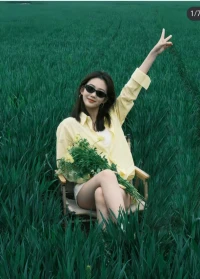 有的人之所以迷人，是因為她擅長做自己

無論是工作、戀愛，還是人際關系，任何一段旅程的出發點都應該是自己的心，你越做自己，就越有人來愛你

留住春天的唯一方式，不是成為花，而是成為春天配圖