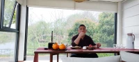 杰哥分享認知黃金三問為什么、是什么以及怎么做？
      為什么？是整個思考過程當中最為關鍵，卻常常被人忽視的部分。
       為什么解決的是動機問題，也就是心理學說到的是多巴胺驅動還是焦慮驅動。一個非常清晰和強大的為什么不僅能夠給你持久的動力，還能在你遭遇挫敗和困難的時候給你克服的勇氣。那你的動機也是自身信念的一部分。我的目的也是是讓大家更清晰如何分析和理解自己的動機。
       是什么？是問題的本質及自我底層的看見， 如何從焦慮和壓力驅動轉化成多巴胺驅動有關是什么的思考，解決的則是如何把抽象的想法和動機變成具體可行的能力。
       實際上，不懂得如何把抽象的東西具體化，是很多人在思考和行動上的另一個巨大阻礙。
       那么有了是什么之后，接下來就要思考怎么樣怎么做？怎么做關注的是行動策略。也就是要思考用什么樣的方式去達成目標，然后用計劃來指導自己的行動，并根據行動過程中所獲得的實際反饋，通過反饋對思考進行調整。從某種意義上來說，思考和行動是彼此分不開的。思考為行動提供方向，行動則為思考提供反饋，這些都是有互通的關聯性。也是認知的具體化。不是認知上一個模糊概念。倆者間的差別像隔個太平洋！
                        江西杰哥配圖