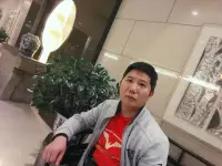 如何看見：我們不接納他人的評判，是源于我們的認知局限
最近一個咨客伙伴非常氣憤的向我描述了一件他人對我進行批判的事，我覺得這樣的事情在我們的生活中有普遍性。特分享與看見。
伙：昨天我和XXX聊天，說著說著XXX就說您怎樣怎樣不好，我聽到就來氣，于是就和他爭辯起來了，后來不歡而散。
我：謝謝您為了我還和他人去爭辯，我看到了您對我的關心和愛護，謝謝您！現在還在生氣嗎？
伙：現在還有點生氣，如果他說我不好我還能接受，他說您不好就不行，他自己在這方面還是個學生，很多事情做的很糟糕，他有什么資格說您，再說他說的那些很多都是憑空捏造的，是對您的詆毀。
我：對不起，因為我的事讓您現在還憤憤不平，您今天告訴我這件事是想我們一起來探討這件事嗎？
伙：我自從跟您學習后，您教我的那些方式方法讓我的家庭發生了很大的變化。現在有人說您不好我就要為您打抱不平。
我：非常抱歉，別人對我批判這件事讓您抱不平從昨天抱到了今天。那這個抱不平讓您得到什么好處了嗎？
伙：我知道您又要來教育我了，不過我還是要說。
我：說吧，在這里說什么都可以，也是安全的。
伙：嗨，現在想說又說不出來了。
我：（我默默地、微笑著看著他，我沒作聲，伙伴的眼淚唰唰地流了出來，約2分鐘后）
伙：我想和您來探討一下這件事。
我：好的，老規矩，我問您答。
您淚如雨下是感悟到了什么呢？
伙：我感悟到了我放不下我在意的東西。
我：您在意的是什么呢？
伙：我也不知道。[強]
我：是真的不知道嗎？那您昨天和他人爭論的是什么呢？是我個人的好與不好還是其它的什么？
伙：爭論的是個人的認知，是我和他人對您的看法。
我：既然是個人的認知，那不同的人是不是就有不一樣的認知呢？那您認可的人和事，別人是不是可以不認可呢？
伙：（破涕為笑）是啊，我被昨天那個事繞進去了。
我：下次還會為了我的好與不好去和他人爭論嗎？還會為了他人和自己的不同認知而糾結嗎？
伙：呵呵，不會了，也不會不開心了。
我：恭喜您又突破了一點點，對昨天那件讓你們兩個人都不開心的事誰是責任者呢？
伙：我是責任者。
我：您說您是責任者，哪現在要怎么做呢？
伙：我待會就打個電話去道歉。
我：光道歉嗎？
伙：不，我還要把昨天沒談完的事好好談談。
我：為您點贊，事事都能自省，時時想著尊重，始終不忘目標？
伙：呵呵，有您在身邊真好！
我：沒我在身邊您也會更好！[玫瑰][玫瑰][玫瑰]配圖