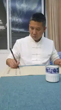 當(dāng)自己真正開始愛自己時，自己才認識到，所有的痛苦啊和情緒的折磨，都只是提醒自己，活著，不要違背自己的本心。那就是真實的自我！配圖