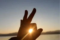 請保持你心里的光，因為不知道誰會借此走出黑暗配圖