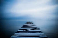 要學(xué)會(huì)接納不符合你標(biāo)準(zhǔn)的對(duì)立面，只有接納你才會(huì)變的更優(yōu)秀。一味的在沒有水波的河里游泳，你還是以前的你，沒有任何提升。雖然你不能拿自己的標(biāo)準(zhǔn)來要求別人，但你可以接納不符合你標(biāo)準(zhǔn)的人和事！做一個(gè)不斷改變創(chuàng)造自己人生的人！配圖