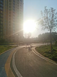 工作中會遇到這樣的人，怎么辦？他們能力差，拍馬屁，滿嘴跑火車，愛打小報告。這類人我們應該用心接納，接納不等于認可，接納這類人為了我們自己心里的平靜，把時間充分的用在工作上，不去理會，不要讓這類人影響自己的情緒，只有這樣，你就不會精神內耗，才能讓自己每天保持一個好心情！?端午安康！????配圖