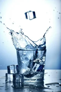 順便拿瓶冰水給我!
——給手機降個溫!
什么時候開始，離不開的已不是你?配圖
