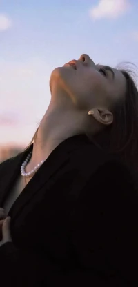 第二種，是大吵大鬧型
一抓到丈夫出軌，馬上一哭二鬧三上吊。
把丈夫和第三者的故事傳得附近誰都知道了，大家都抬不起頭；扒了小三衣服，帶人把小三打一頓，威脅她；拿這個當把柄，威脅丈夫回歸家庭……
不是說受了傷害就必須忍受，但在行動之前一定要預判后果，自己能不能接受。而情緒上頭時做的行動，大部分人壓根就來不及想后果，最后后悔導致自己精神內耗。
原配鬧得越兇，丈夫就越擺爛。
一開始他會害怕，所以聽你的話，好好和你生活，再也不聯系外面的人。丈夫無助的時候，顯得小三越溫柔理智，默默受了委屈，讓男人一看就愧疚，特別想多多補償她，什么都愿意做。

所以～～～
第一，你要怎么決定這段婚姻，離還是留，沒有拖延的選項。
第二，選好了，你要怎么去和他攤牌，怎么讓第三者離你遠遠的，利用第三者對你的這種傷害，反過來引起丈夫的愧疚，讓整個局面對你有利。這才是在經營婚姻——讓自己成為操盤手，掌控大局。配圖