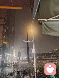 暴雨、路灯、麦当劳的霓虹。被城市的一场雨按下了暂停键。正好，停下来喘口气。