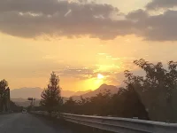 每個人都有自己要體驗的經(jīng)歷，無論是誰，若有緣問你則可渡。若無緣，觀其不語即可。莫傷人、莫恨人、心存敬畏。眾生平等，每個人都是本自具足的。

修行的目的在于知眾生苦，而不是讓眾生知你苦。手指都有長短，更何況是：認知、智慧和修為。允許自己做自己，允許別人做別人。勿在別人心里修行自己，勿在自己心中強求別人。”
有句話說：“修行在人間，勝似在天堂。”配圖