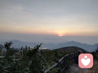 做到以下3点，调整自己的情绪
1：接受情绪：首先，要接受自己的情绪，不要否认或逃避它们。了解自己的情绪是调整它们的第一步。
深呼吸和放松：通过深呼吸和放松技巧，如渐进性肌肉松弛、冥想或瑜伽，帮助缓解紧张和压力。
2：积极思考：尝试以积极的方式看待问题，关注解决方案而不是问题本身。这有助于增强自信心和积极性。
3：社交互动：与亲朋好友、专业心理咨询师或支持群体进行交流。分享你的感受和经历，他们可以提供支持、理解和建议。
记住，每个人的情绪调整方式可能不同。尝试不同的方法，找到适合自己的方式来处理和调整情绪。配图