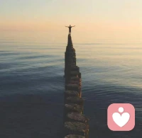 人的脆弱和坚强都超乎自己的想象。有时，我可能脆弱得一句话就泪流满面，有时，也发现自己咬着牙走了很长的路。配图