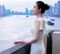 生活本不苦，苦的是欲望過盛。人心本不累，累的是牽掛太多。執于一念，會受困于一念。一念放下，會自在于心間。配圖
