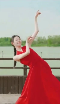 允許一切的發(fā)生，真正的強(qiáng)大不是對抗，而是允許和接受。接納挫折、無常、情緒和不同，當(dāng)你允許一切發(fā)生的時候，就不再那么尖銳，就會變得柔和，靜隨心變，當(dāng)我們心態(tài)變強(qiáng)了，困難也就變?nèi)趿恕Ｅ鋱D