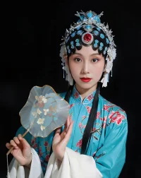 我們始終都是一個(gè)人。其實(shí)很多女孩子的不幸福都是因?yàn)闆]有理解這句話。說白了就是你的人生不會(huì)因?yàn)槟阌幸粋€(gè)完美的原生家庭，或者說你嫁給了一個(gè)好老公，或者說你有了孩子，你的人生就會(huì)圓滿，你終究還是要獨(dú)自去面對(duì)這個(gè)世界。如果你能夠理解到這一點(diǎn)，就不會(huì)因?yàn)楹⒆硬宦犜挾沟桌铮粫?huì)因?yàn)槟懔硪话氲狞c(diǎn)就會(huì)有太大的情緒波動(dòng)，不會(huì)被情感問題一直困在原地，也不會(huì)那么關(guān)心別人的私事。在做別人的妻子、女兒、媽媽的時(shí)候，首先得做好自己，更愛自己，你才能成為更好的自己。
        所以，先謀生，再謀愛，先愛自己，再愛別人。配圖