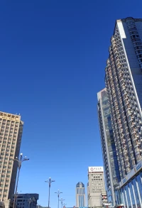 人間無(wú)趣，有幸有你，一個(gè)人怕孤單，兩個(gè)人怕辜負(fù)，擁之則安，伴之則暖。一輩子很長(zhǎng)，恰到好處的喜歡和偏愛(ài)最舒服。你不用多好，我喜歡就好;我沒(méi)有很好，你不嫌棄就好！
                                                                    ——林徽因配圖