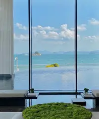 問(wèn)：自己是個(gè)在情感上很難釋?xiě)训娜?，多次暗示自己不要再追究了根本沒(méi)意義，但好像還是想不通。

答：取決于你是否想走上坡路的人生。只要你想往山頂爬，勢(shì)必是要和舊人徹底揮別的，從心理到生理。一直在山腳堵著，周邊熙攘地都是賣(mài)黃牛票的、看熱鬧的、壓腿散步的、賣(mài)冰棍的。但在山頂，只有一類(lèi)人：他們靜看美景 寵辱不驚 。
精力其實(shí)很寶貴，你給了TA，就折損了自己。配圖