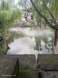 多少歲不重要，看起來像幾歲才重要；花有期，人會老，生活如果不寵你，學會自己寵自己。無論走多遠，都不要忘記為什么出發，保持初心，才能避免迷失自我。不要為過去后悔，不要為未來焦慮，保持平和的心態，享受生活的每時每刻。遇到爛人爛事，保持理智，不要沖動，盡快解決問題，避免無謂的糾纏。不要盲目攀比，享受自己的生活，這是最寶貴的財富。也許你正遭遇低谷，也許你正享受巔峰，請記住這些不過都是你人生中的體驗而已。當我們垂垂老矣的時候陪伴我們的只有自己和這些體驗。悅納自己是我們終身都需要學習的課題（包括咨詢師們），所以終身學習自己喜歡的事情，不被外界因素干擾，學會做減法終身受益!新的一天早安共勉！配圖