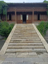 多少歲不重要，看起來像幾歲才重要；花有期，人會老，生活如果不寵你，學會自己寵自己。無論走多遠，都不要忘記為什么出發，保持初心，才能避免迷失自我。不要為過去后悔，不要為未來焦慮，保持平和的心態，享受生活的每時每刻。遇到爛人爛事，保持理智，不要沖動，盡快解決問題，避免無謂的糾纏。不要盲目攀比，享受自己的生活，這是最寶貴的財富。也許你正遭遇低谷，也許你正享受巔峰，請記住這些不過都是你人生中的體驗而已。當我們垂垂老矣的時候陪伴我們的只有自己和這些體驗。悅納自己是我們終身都需要學習的課題（包括咨詢師們），所以終身學習自己喜歡的事情，不被外界因素干擾，學會做減法終身受益!新的一天早安共勉！配圖