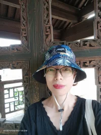 多少歲不重要，看起來像幾歲才重要；花有期，人會老，生活如果不寵你，學會自己寵自己。無論走多遠，都不要忘記為什么出發，保持初心，才能避免迷失自我。不要為過去后悔，不要為未來焦慮，保持平和的心態，享受生活的每時每刻。遇到爛人爛事，保持理智，不要沖動，盡快解決問題，避免無謂的糾纏。不要盲目攀比，享受自己的生活，這是最寶貴的財富。也許你正遭遇低谷，也許你正享受巔峰，請記住這些不過都是你人生中的體驗而已。當我們垂垂老矣的時候陪伴我們的只有自己和這些體驗。悅納自己是我們終身都需要學習的課題（包括咨詢師們），所以終身學習自己喜歡的事情，不被外界因素干擾，學會做減法終身受益!新的一天早安共勉！配圖