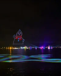在這個世界上，永遠有別人比我們更幸福，當我們總是追求“最幸福”時，便永遠無法得到幸福。所以，我們便會在煩惱嫉妒、焦慮和不安的折磨中，產生深深的痛苦，事實上，幸福不是同別人比出來的，而是自己感覺出來的！
        ——弘一法師人生智慧配圖
