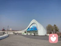 刺猬法則：
        在一個寒冷的冬季，兩只困倦的刺猬因為冷而擁抱在一起，但是無論如何它們都睡不舒服，由于它們各自身上都長滿了刺，緊挨在一塊就會刺痛對方，反倒睡不安寧，因此，兩只刺猬就離開了一段距離，可是又實在冷的難以忍受，因此就又抱在了一起，折騰了好幾次，最后他們終于找到了一個比較合適的距離，既能夠相互取暖，又不會被扎。
        刺猬法則強調的就是人際交往中的“心理距離效應”，人和人之間要保持一定的空間距離，人人都需要在自己身邊有一個能夠把握的自我空間，它猶如一個無形的氣泡，為自己劃分了一定的領域，而當這個領域被他人觸犯時，人便會覺得不舒服、不安全。
       聰明的人都會把握距離，“距離產生美”，這是“親密有間”的關系，是一種不遠不近的恰當合作關系。配圖