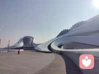 刺猬法則：
        在一個寒冷的冬季，兩只困倦的刺猬因為冷而擁抱在一起，但是無論如何它們都睡不舒服，由于它們各自身上都長滿了刺，緊挨在一塊就會刺痛對方，反倒睡不安寧，因此，兩只刺猬就離開了一段距離，可是又實在冷的難以忍受，因此就又抱在了一起，折騰了好幾次，最后他們終于找到了一個比較合適的距離，既能夠相互取暖，又不會被扎。
        刺猬法則強調的就是人際交往中的“心理距離效應”，人和人之間要保持一定的空間距離，人人都需要在自己身邊有一個能夠把握的自我空間，它猶如一個無形的氣泡，為自己劃分了一定的領域，而當這個領域被他人觸犯時，人便會覺得不舒服、不安全。
       聰明的人都會把握距離，“距離產生美”，這是“親密有間”的關系，是一種不遠不近的恰當合作關系。配圖