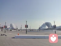 刺猬法則：
        在一個寒冷的冬季，兩只困倦的刺猬因為冷而擁抱在一起，但是無論如何它們都睡不舒服，由于它們各自身上都長滿了刺，緊挨在一塊就會刺痛對方，反倒睡不安寧，因此，兩只刺猬就離開了一段距離，可是又實在冷的難以忍受，因此就又抱在了一起，折騰了好幾次，最后他們終于找到了一個比較合適的距離，既能夠相互取暖，又不會被扎。
        刺猬法則強調的就是人際交往中的“心理距離效應”，人和人之間要保持一定的空間距離，人人都需要在自己身邊有一個能夠把握的自我空間，它猶如一個無形的氣泡，為自己劃分了一定的領域，而當這個領域被他人觸犯時，人便會覺得不舒服、不安全。
       聰明的人都會把握距離，“距離產生美”，這是“親密有間”的關系，是一種不遠不近的恰當合作關系。配圖