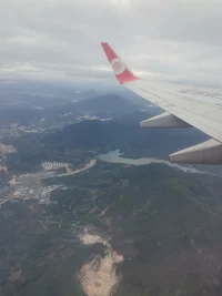 婚外情中各方的心態：
一是受配偶婚外情打擊的一方（被婚外情）的心理狀態：失去自信，失去婚姻中不可替代的位置，失去自尊和自我價值，自責，覺得思想和行為失控，不公平內心失衡，失去信仰，失去對他人的信任，有的甚至失去生命的目的。
二是發生婚外情一方的心理狀態：內疚與指責，孤單，委屈，迷亂，壓力，麻木。
三是第三方心理的狀態：偶然，拖泥帶水，沒人理解，很難面對自己，焦慮和嫉妒，自責矛盾期待失望。配圖