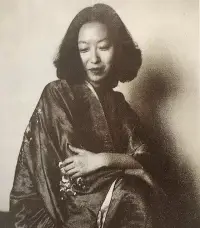 張愛玲說：“聽到一些事，明明不相關(guān)的，也會(huì)在心中拐幾個(gè)彎想到你。”配圖