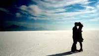 一個方法將自己的個人問題一舉解決。標(biāo)題：如何讓你愛的人愛上你。
“這承諾真是好大的口氣。”你說道。沒錯，這的確是個很大的承諾，但它確實管用。如果你愿意根據(jù)科學(xué)道理制定一個合理的計劃，一定能夠如愿俘獲意中人的芳心。配圖