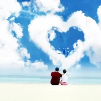 兩位女性科學家在研究現代媒體對“愛情究竟是什么”這個問題的報道時，不經意間在這個領域取得了突破性的進展。艾倫·博爾斯施德博士及其同事伊萊恩·哈特菲爾德從美國聯邦政府申請到一筆8.4萬美元的資金，來研究浪漫的愛情。博爾斯施德之所以能說服國家科學基金會撥出這筆?？?，是因為她自信地宣稱：“我們已經弄清了棘魚的交配習慣，是時候換一個物種來進行研究了?！毕裰捌渌茖W家一樣，博爾斯施德的研究成果很可能只在十幾家晦澀難懂的專業報刊上發表，然后就重新進入無人關注的狀態，永遠無法進入公眾的視野。但幸運的是（這對全球各地的尋愛者來說都是一件幸運的事)，一天早晨，前美國參議員、來自威斯康辛州的威廉·普羅克斯邁爾正在國會大廈里看報紙。在厚厚的一疊報紙中，正好有那篇關于美國科學基金會“輕率”撥款支持兩名婦女研究愛情的新聞報道。普羅克斯邁爾立刻火冒三丈：什么？8.4萬美元的一筆巨款被來研究莫名其妙的愛情？憤怒的他立即召開了一個新聞發布會，宣稱愛情不是一個科學課題。他咆哮道：“國家科學基金會，滾出愛情那虛無縹緲的地盤！把它留給伊麗莎白·巴雷特·勃朗寧和歐文·柏林②！”接著普羅克斯邁爾又說：“我很高興自己反對這個研究‘愛情是什么'的項目，因為我不想知道答案?！彼J為所有人的想法都和他一樣。但是他錯了、大錯特錯！普羅克斯邁爾的反應引發了全球范圍內的巨大爭議，在接下來的兩年內，關于博爾斯施德研究課題的爭論一直是大眾的一個熱門話題?！疤柾?！號外！快看這個1國家科學基金會要研究愛情！”報紙雜志迎來了自己的狂歡節，攝影機和麥克風也興奮地對準了博爾斯施德。原本英國9泄紀馨名女詩人，可過峰多愛情題材的十四行詩生美國世紀著名國作家，復城許多愛情題材的百老匯歌舞劇和電影括由買可人上士問人發上你冷清的研究員辦公室頓時堆滿了各種信函。州了啊外個普羅克斯邁爾對愛情的憤怒抨擊引起了與其預期截然相反的結果。他的提議不僅沒有結束那樁“輕率的研究項目”，反而引起了大眾對愛情研究的強烈興趣。配圖