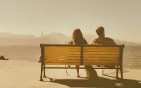 有一種偽愛情是：他只愿意和快樂、過得好的你在一起，一旦你煩惱、吐槽、下坡路，他就躲得遠遠的，甚至攻擊你

大家都慕強，希望伴侶擅長解決問題，這無可厚非

大家都喜歡和樂觀的人在一起，不喜歡另一半整日唉聲嘆氣，這個也再正常不過

我說的這種情況是，這個男人沒有一丁點兒耐心、極易煩躁，你有正常情緒，他也一臉不耐煩的樣子：你怎么又來了、你別沒事找事、你為什么這么作

但你情緒好、開心快樂時，你們能相處的甜甜蜜蜜，他一口一個寶寶，關注細節，對你溫柔又耐心

這種情況太迷惑人了，時間久了，你真的開始自我質疑，有情緒也不敢發，只能憋著，因為你不想破壞你們的甜蜜氣氛；你有弱點、傷口也不敢暴露出來，因為你覺得這是一件特別羞恥的事情，你也不想被另一半嫌棄

這不是愛情，這是一種赤裸裸的壓榨和消耗

男人真正的愛情離不開四個字：包容、承擔配圖