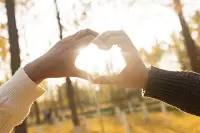 好男人一定會守護你的核心利益

比如：

你想什么時候生孩子/生不生二胎，他一定會聽你

因為懷孕養(yǎng)育這事一定是女人付出/犧牲更多

聽你的不僅僅是他尊重你，他還會搞定爸媽一起尊重你

同理要不要和公婆同住、家里的財權等等

他們充分尊重女性弱點、保護處于弱勢的女性，這個其實蠻考驗人性的

我覺得能做到這一點才算優(yōu)質男哦配圖
