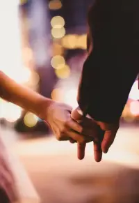 學會管理男人，成為在感情中更被重視的那個人

感情中要抓大放小

但大家也不能完全不在意小事啊

比如你男朋友最近約會總是遲到、回復信息總是不及時

這是小事，但你也不能為了顯得自己豁達好相處就完全不care，因為他的行為確實冒犯到了你

既然被冒犯，就要有反擊，不然多憋屈，任何憋屈的感情都沒法保持平衡

你可以批評他幾句、小懟一下、或者以生氣又撒嬌的方式提下要求

這種強調自己存在感的行為是必須有的

但你不能有暴露需求感的行為，比如：

①哭哭啼啼要分手，覺得他不愛你了

②朋友圈發(fā)傷感文字，希望他來安慰你

③一直找他麻煩、抱怨，就是不提自己的需求

要學會管理男人，他小事沒做好，你就輕微發(fā)脾氣+提要求

他大事犯錯了，你就精神分手+生氣+提補償

日常生活中我們遇到的大多都是小事，你敢發(fā)泄+解決，才能持續(xù)收獲尊重，讓他更加重視你的要求和利配圖
