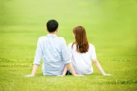 不要貪圖男人的情緒價(jià)值

1、社恐
不會(huì)主動(dòng)和別人建立交集，社交時(shí)內(nèi)心恐懼多
被動(dòng)的接受別人的饋贈(zèng)，只能等別人主動(dòng)和她交朋友，她自己很難主動(dòng)和別人聯(lián)系

2、敏感
很容易覺(jué)得別人在冷淡、排斥自己
只有格外關(guān)心她、溫柔對(duì)待她的男人，才讓她覺(jué)得舒適和安全

3、幻想
不切實(shí)際，對(duì)男人各項(xiàng)要求都極高，內(nèi)心還是小公主

4、情緒大起大落，愛(ài)恨過(guò)于分明
只有溫和的人，才能容納、化解她的戾氣

5、摳細(xì)節(jié)
男人回復(fù)自己的速度、說(shuō)話的語(yǔ)氣、笑起來(lái)的樣子，她們都一直盯著

如果有一個(gè)男人能滿足以上所有要求的同時(shí)還德行過(guò)關(guān)，他一定是高攀擇偶的種子選手，當(dāng)?shù)匕赘幻馈职指遟uan、自己做生意的富婆是他的歸宿，你家沒(méi)錢沒(méi)勢(shì)，根本得不到他

而有以上要求的女生，大多還需要男生條件不差于自己，甚至好于自己

那你能用什么兌換呢？

人生任何禮物和饋贈(zèng)早已暗中標(biāo)明了價(jià)碼

更何況，現(xiàn)實(shí)情況是：99%能做到以上行為的男人是騙子、情緒病、沒(méi)底線（各種PY、情人），太圖情價(jià)的結(jié)果就是得到金玉其外敗絮其中的男人

而太圖情價(jià)的原因是：有一顆破碎需要?jiǎng)e人填補(bǔ)的心靈配圖