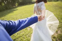 多和不同男生聊聊天、相處、約會

不要太快愛上一個人，也不要愛上一個人之后就只想和他在一起，或只有和他在一起才開心快樂，什么都想和他一起做

這樣的感情沉甸甸的，大家都不開心

有些男生哪怕你不喜歡、不心動，只要他人不壞，你都可以多接觸一下

只有充分的了解、相處，你才明白他是什么樣的人

好的感情是：沒有你，我快樂；有你，快樂加倍

好的戀愛狀態是：開放的態度、謹慎的大腦、有彈性的接觸配圖
