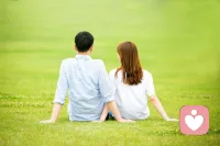 每次戀愛都備受呵護的女孩：1、會篩選，人品好+對自己好。2、特別會表達自己的喜好、觀點、愿望，讓男人滿足自己。3、偶爾反駁男人的主張，來測試他是否尊重女性。4、不改造爛人，沒有勝負欲。5、示弱時不羞恥。6、不愛傾訴和抱怨，管住嘴+守住心。7、男人都愛和她聊天。
: 愛情中一直走運的女孩都很會篩選?提要求

很多男生日常相處起來體驗感極好

你們能說到一起、玩到一起、吃到一起

但是一結婚（戀愛長跑）就出現問題

都是因為女孩婚前過于矜持?柔順，從來不提要求

雖然相處體驗好，但都是【0矛盾、0沖突】下的相處體驗

也就是說女孩為了讓男生滿意自己而不斷妥協、壓縮自身喜好，男生想去哪里她就附和、男生喜歡吃什么她就嘗試、男生聊什么她都順從

她沒有自己的喜好、觀點、愿望，也從來不反駁男人的主張

所有的矛盾和分歧都被掩藏起來，這個男人的性格、人品也沒有得到考察

一個優秀的男人一定具有包容心、不自私

他愿意尊重你的想法，遷就你的喜好，滿足你合理的要求

如果一個女人不會表達自己的感受、說不出來自己的意愿、使喚不了男人，那一定要小心，她很有可能會選到一個自私鬼

聰明的女人懂得表達，絕對不委屈自己

她們亦會篩選出包容心強、愛護自己的男人，淘汰自私自利、只關心自己的男人

篩選?提要求，讓你在愛情中無往不利配圖