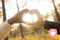 1、最笨的女孩：怕得罪人，所以對誰都好。最后被欺負，也沒有人感激她。聰明女孩：只對對自己好的人好，苛刻的對待冒犯自己、占自己便宜的人。最后大家都喜歡她，用她喜歡的方式和她相處。

2、談不好戀愛的女人：易生氣、不好哄，還不要錢。會談戀愛的女人：難動怒、好相處、花男人的錢。男人愛你的標志是：慷慨給你花錢、樂意付出精力、關注你的感受。

3、開始轉運的女生：每天都精力滿滿，思維敏捷，很容易釋懷磨難/不如意/虧損，因為她知道自己的未來會蒸蒸日上，暫時的困難不影響未來的幸福。是一種從內心深入迸發出的、看好自己的狀態。

4、女生想變成熟/不被欺負/人生飛躍，應學會：有被人討厭的勇氣，以及要有討厭別人的膽量和能力。允許自己自私、有攻擊性、先滿足自己，這是競爭的前提。你強大，別人就會對你善良。人性是：慕強/畏難/欺軟。

5、不在意男人才能談好戀愛。不在意≠不喜歡，而是你擁有很多、你的世界很大、你有其它選擇。感情中太孤注一擲，就會輸得慘/不幸福/不招人喜歡。
 
6、女生太好說話就會變成easy girl，不被珍惜。什么是好說話？比如：男生說去哪約會就去哪、男生說吃什么就吃什么、男生有事就改約時間。因為太想和對方膩在一起，所以處處給對方行方便，壓縮自我意識，你以為這是最快接近他的道路，其實這是最遠的。

7、桃花好其實就是一種生命力：1、看大部分人都順眼。2、非常非常的認可自己。3、會關心人，但又不在意他人看法。桃花差的女生：嘴狠、心疼男人、孜孜不倦的教導/插手/很容易感覺到被冒犯，這不行，那不好。

8、能量弱，身心靈疲憊的人要改變：1、利益第一，不再感情用事。2、寧愿外耗別人，也不內耗自己。3、能輕松放下不對的人。4、變得開放，積極嘗試新的東西。5、為自己考慮時不會愧疚和羞恥。

9、心疼男人倒大霉。這句話的意思并不是阻止大家關愛男友，而是如果有一個男人總能引發你的同情、愛憐之心，那你小心點，他一定會傷害你、占你便宜。正常男人不做這種事的。
 
10、元氣足的女生：精氣神好、心大，臉上笑盈盈的、遇事恢復快/自愈力強/容易忘記苦難。不論什么情況下，都能照顧好自己的生活。配圖