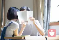 其實優質男一直要靠搶的，早發現早到手，他們就對你一心一意。越優秀的男生結婚越早，這個優秀指的全方位的優秀：心理健康、踏實可靠、家境優渥。所謂的黃金單身漢都是偽命題，男人大齡未婚+條件好，那你小心點，他可能對女生特別挑剔/玩得花又浪/有什么不正常的地方。配圖