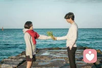 太【高標準】的人，不愛自己

我有遇到一些女生活得特別累，她們認為這是高標準要求自己，但在我看來她們是不接納自己、人生彈性少、心性窄的表現

我舉一個例子：

她希望男友下班來接她，但她要加班很晚，男友那邊有應酬

我讓她自己搭車回去，她害怕這樣會養成男友不付出的習慣

我讓她改天加班，等男友不應酬的時候就能接她了，她說這樣她會一直想著工作的事，她是一個有事就要立馬做完的人

我讓她把工作拿到家里做，她說在家里她會分心，做事效率低

最后這個討論就變成無解

她說這是高標準的要求自己，但在我看來這是適應力太弱、這不行那不行、怕這怕那的表現，這恰恰是不滿意自己，才會活得這么緊繃小心翼翼

如果她愛自己，她能接受生活中的小意外

男友接不了自己，她自己搭車回去，她相信自己的價值、看得清男友對自己的感情

要么就改天再加班，今天放放松找閨蜜瀟灑去，允許自己打亂節奏是因為她隨時都可以步入正軌

要么就把工作帶到家里做，就算效率低一點也沒關系，誰說生活一定要精準到萬無一失？

不追求完美是因為她能適應各種各樣的環境，不管老天給她什么樣的磨煉，她都能應對好

允許自己有過失、不完美、獨立，這才是真正愛自己配圖