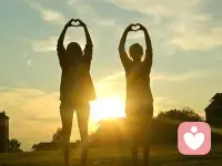 最傷害女人的男人：冷暴力 

回避和擺爛是無視的一種

無視是對一個人最大否定，當一個男人總用冷處理的方式面對你，其實他是在向你大腦植入一個信息：你無法溝通、你是在無理取鬧、你的情緒很可笑

這種全方位的否定對女人是一種很大的傷害

很多男人之所以冷暴力是因為他們太弱，不會解決問題、沒有長遠的利弊觀、內心脆弱又無能

但他們最終會把這份弱=你歇斯底里、情緒失控、他不想和你糾纏，他在忍辱負重

情緒失控的女人背后總有一個熱衷隱形攻擊的男人配圖