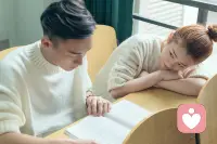 我覺得轉(zhuǎn)移注意力是一個特別厲害的能力

比如：

和男友鬧不愉快，哪怕你沒有錯，你也難免有一些焦慮感（有同理心和善念的人就會這樣）

怕自己傷害到別人、怕別人會不開心

在這種焦慮感的驅(qū)使下，你就會想找他說幾句話，確認你們的感情沒有問題、甚至在你明明沒有錯的情況下去示好和道歉

不辯是非的結(jié)果是你們的感情反而愈發(fā)糟糕，縱容對方的惡念

這個時候你就要轉(zhuǎn)移注意力，關(guān)注一下別的東西，也許是一場電影、閱讀一本書籍、和閨蜜聊聊天等

讓新的東西進入你的大腦、占據(jù)你的大腦，沉浸進去

這個世界很大，不止只有男友這一件重要的事情，鬧了矛盾也沒有什么大不了，你又沒錯，你怕什么呢？

你不理他+關(guān)注自己，你們要么自然和好，要么他來和你示弱和道歉， 這樣我們才能更加舒適的生活

只要你把關(guān)注點輕輕挪到別處，一切都迎刃而解

這個并不容易做到，因為這代表著你有極強的心力、哪怕遇到矛盾也可以暫時放一放不去解決的底氣和自信、同時你的靈魂是打開的，愿意接納世界的無限可能配圖