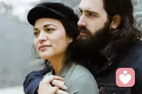 愚笨女人：
他出軌了就是他不愛我，如果他愛我，他一定會考慮我的感受
什么都往愛或不愛上去靠攏思考

聰慧女人：
他出軌了就是他人很爛，就算他愛我，我也不能和他在一起
什么都往人的本性、品性上思考
怎么對自己有利，就怎么做

人性>愛情，選對的男人，而不是選跪舔、欺騙自己的男人，就是感情幸福的秘密配圖